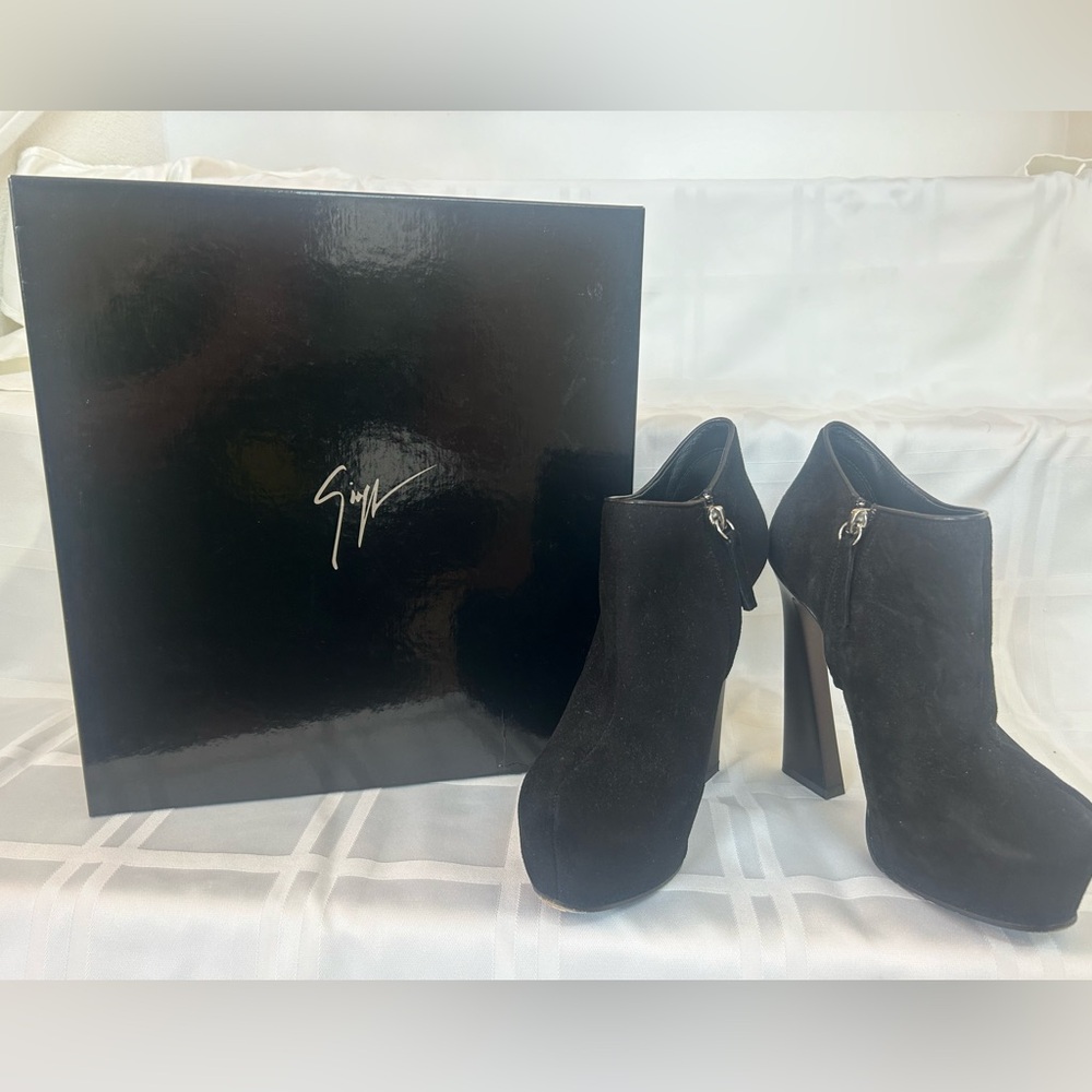 Gorgeous Giuseppe Zannotti black side booties